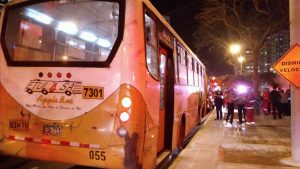Más de diez heridos: Hombre roció con gasolina y le prendió fuego a una joven al interior de un bus en Perú