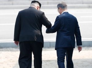 Histórico: El momento en que los líderes de las dos Coreas cruzan la frontera tomados de la mano