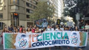 Segunda Marcha por la Ciencia y el Conocimiento se tomó las calles de Santiago exigiendo dignidad laboral