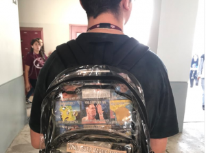 Tras tiroteo masivo: Obligan a alumnos de Parkland a usar mochilas transparentes para identificar objetos peligrosos