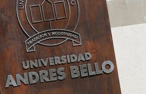 Universidad Andrés Bello investiga por acoso sexual a su decano de Derecho, Juan David Terrazas