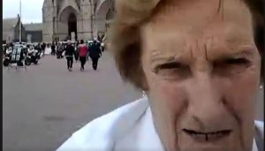 VIDEO| "¿Por qué no me saca lo que estoy enfocando?": El divertido registro de dos abuelas intentando tomar una foto en la Basílica de Luján