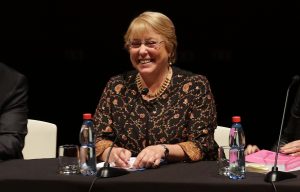 A lo Leia: Bachelet pide defender su legado porque "la lucha contra el lado oscuro de la Fuerza nunca termina"