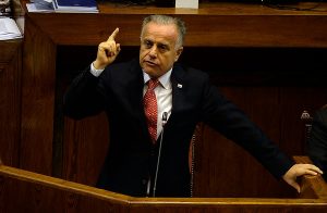 "El ministro no responde": Las evasivas de Santelices que marcaron la primera interpelación en el gobierno de Piñera