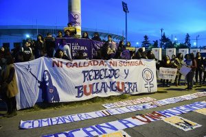"Tocan a una, rugimos todas": Hinchas de la U y feministas manifestaron repudio por violación grupal a joven en cercanías del Estadio Nacional