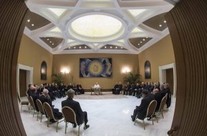 Vaticano convoca a madres solteras y aclara que sí pueden recibir la comunión en misa