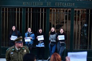 Estudiantes piden la renuncia de Varela encadenándose a la entrada del Ministerio de Educación