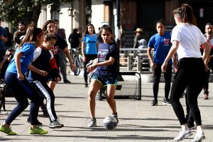 "A patear el machismo": Mujeres deportistas de la U. de Chile lideran pichanga feminista en Plaza Italia