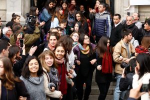 "Esto recién comienza": Estudiantes bajan la toma feminista de la Casa Central de la Universidad Católica