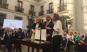 Pauteado por el movimiento feminista: Piñera anuncia medidas para "la plena igualdad entre hombres y mujeres"