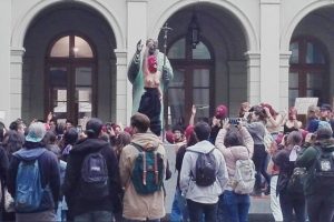 REDES| "La foto del día": Celebran intervención feminista a torso desnudo frente a estatua del Papa Juan Pablo II