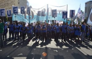 "La situación no da para más": Movimientos sociales protestan contra los "tarifazos" y el acuerdo con el FMI en Argentina