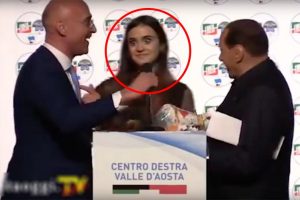"La prefiero a ella": La machista escena en la que Berlusconi elige a una mujer como obsequio de regalo
