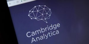 ¿Por qué cierra Cambridge Analytica, la empresa implicada en la filtración de datos de Facebook?