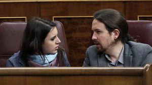Las críticas, los apoyos y la consulta que tienen en vilo a Pablo Iglesias e Irene Montero en España