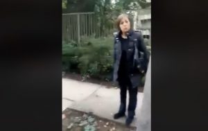VIDEO| Indignante: Mujer hostiga a recolectores de basura inmigrantes de Las Condes y hasta les deshace su trabajo