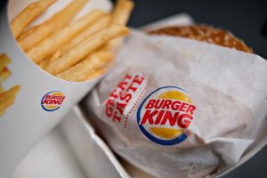 Burger King pide disculpas por publicidad machista: Ofrecía hamburguesas gratis a mujeres embarazadas por futbolistas