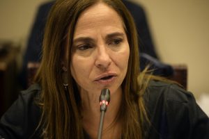Isabel Plá llama a Francisco Chahuán a disculparse con ministra de Cultura por pedir que la saquen "a patadas"