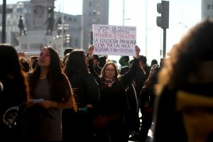 FOTOS+VIDEOS| Así se vive la marcha feminista que avanza hacia la Cuenta Pública de Piñera en Valparaíso