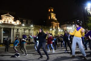 "Salió a la calle, nada le importó": Estudiantes movilizadas bailaron reggaetón feminista frente a la Catedral de Santiago