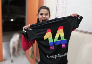 Santiago Morning estrena camiseta con los colores de la diversidad en el Día del Orgullo LGTBI