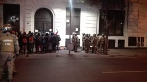 Carabineros desalojó toma iniciada en Instituto Arcos en la previa de nueva marcha feminista