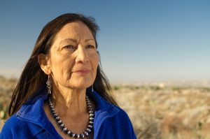 ¿Quién es Deb Haaland, la primera mujer indígena que podría llegar al Congreso de Estados Unidos?