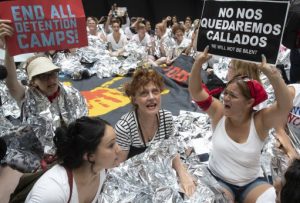 Susan Sarandon y más de 500 mujeres fueron detenidas en manifestación contra Trump por política migratoria