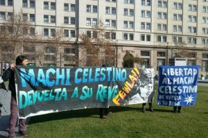 FOTOS| Delegación de lonkos mapuche llega hasta La Moneda para pedir reunión con Piñera por machi Celestino