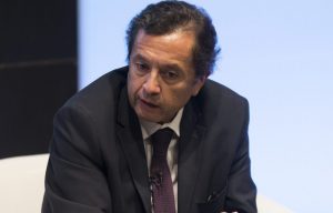 Dimite el ministro de Economía peruano tras chocar con el gobierno por alza de precio del diésel
