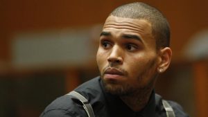 Por golpear y acosar a joven, Chris Brown nuevamente recibe una orden de alejamiento por violencia