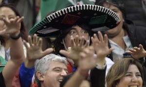 VIDEO| "EEEHHH, entrégate": Mexicanos cambian gritos homofóbicos por un clásico de Luis Miguel