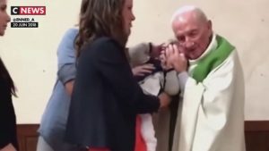 VIDEO| Sacerdote golpeó a un bebé durante un bautizo porque no dejaba de llorar