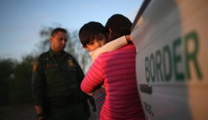 "Quiero que sepas que no te he abandonado": La dolorosa carta de una mujer que fue separada de su hijo de 6 años en la frontera de EEUU