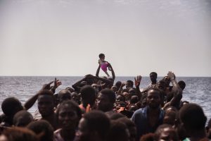 Inmigrantes rescatados que escaparon del "infierno" de Libia: "Antes de matar a uno, lo violaban delante de nosotros"