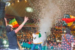 Santaferia celebra 12 años con cover de Neil Diamond y concierto especial en el Caupolicán