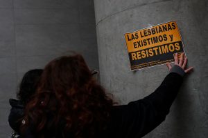 Ser lesbiana en Chile: Más del 70% fue acosada por su orientación sexual y un 68% no realizó PAP por miedo a la discriminación