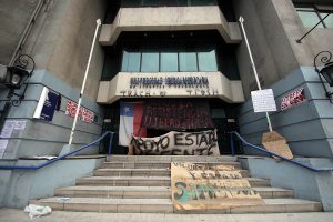 Desesperación y abandono: Crisis de la U. Iberoamericana mantiene en vilo el futuro de más de mil estudiantes