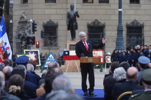 REDES| "Gobernar es Comic Sans": Piñera inaugura estatua de Pedro Aguirre Cerda con tipografía informal
