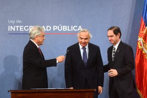 Con su primo ministro al lado: Piñera envía proyecto que regula contratación de parientes en sector público