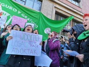 Pañuelazo feminista en el Mineduc adelanta motores para la marcha por el aborto libre el 25