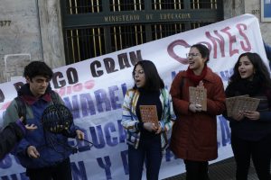 FOTOS| Secundarios exigen renuncia de Varela con "gran bingo" fuera del Ministerio