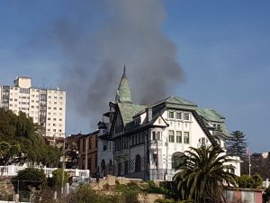 Incendio destruyó casona en el Paseo Yugoslavo de Valparaíso