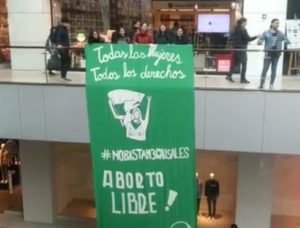 Feministas desplegaron lienzo en Costanera Center previo a marcha del miércoles por el aborto libre