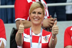 Presidenta de Croacia paga de su bolsillo los viajes para ir a ver a su selección en el Mundial de Rusia