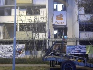 25 familias de Ñuñoa se toman block de la Villa Olímpica y exigen retomar diálogo con el gobierno por viviendas sociales