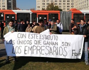 Confech y organizaciones sindicales y sociales presentaron una carta en La Moneda en rechazo del Estatuto Laboral Juvenil