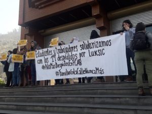 "Luksic, no + despidos": Trabajadores y organizaciones sociales protestan contra devinculaciones en FCAB