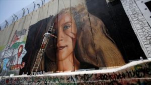 Artista italiano pinta rostro de joven palestina Ahed Tamimi en el muro del apartheid israelí