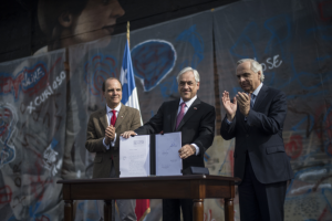 Piñera firma ley que condena los grafitis y otras conductas porque "terminan creando una fábrica de delincuentes"